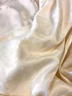 Tijdloze elegantie. Damastweefsel met gestileerde bladeren