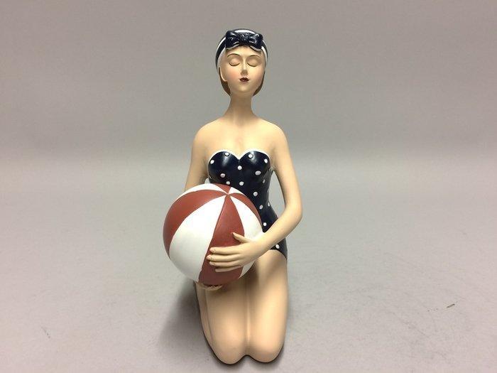 Beeldje - Vrouw met strandbal - Polystone - gemalen steen, Antiek en Kunst, Curiosa en Brocante