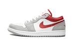 Jordan 1 Low SE Light Smoke Grey Gym Red - maat 46, ["Jordan","Nike","Nike Jordan","Air Jordan"], Verzenden, Nieuw, Sneakers of Gympen