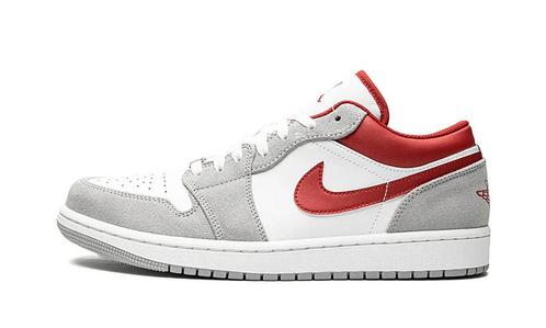 Jordan 1 Low SE Light Smoke Grey Gym Red - maat 46, Kleding | Dames, Schoenen, Sneakers of Gympen, Nieuw, Verzenden