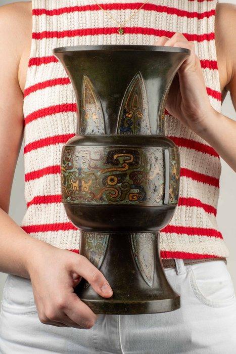 Vaas - Brons, Een bronzen en cloisonné vaas versierd met, Antiek en Kunst, Antiek | Overige Antiek