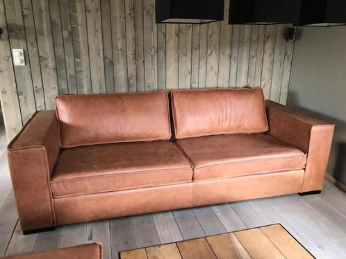 Leren 3.5-zits bank met Franse stiknaad en houten poten - br, Huis en Inrichting, Banken | Bankstellen, 200 tot 250 cm, 75 tot 100 cm