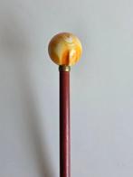 Wandelstok met bol van natuurlijk hars. Wandelstok - Hout,, Antiek en Kunst