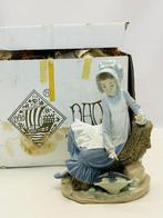 Nao by Lladró - sculptuur, Niña sentada con cesto de uvas -