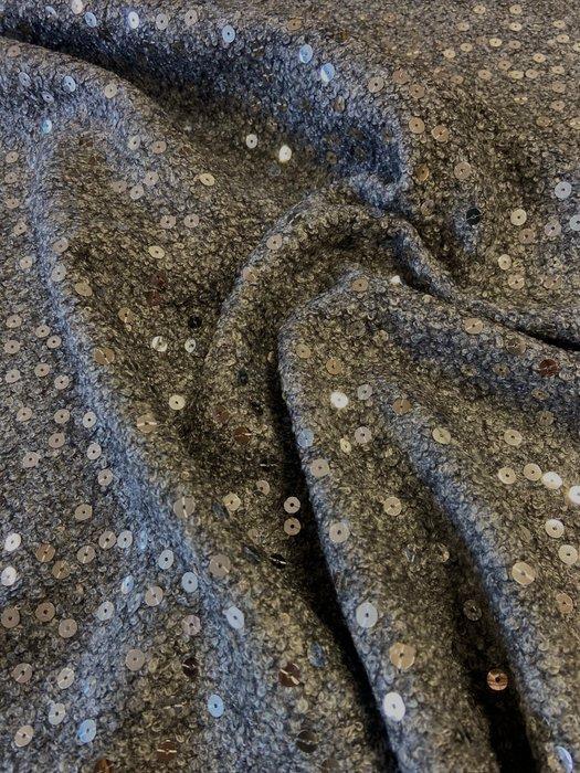 Zacht gebreid wollen stof in grijze kledingstijl met, Antiek en Kunst, Antiek | Kleden en Textiel