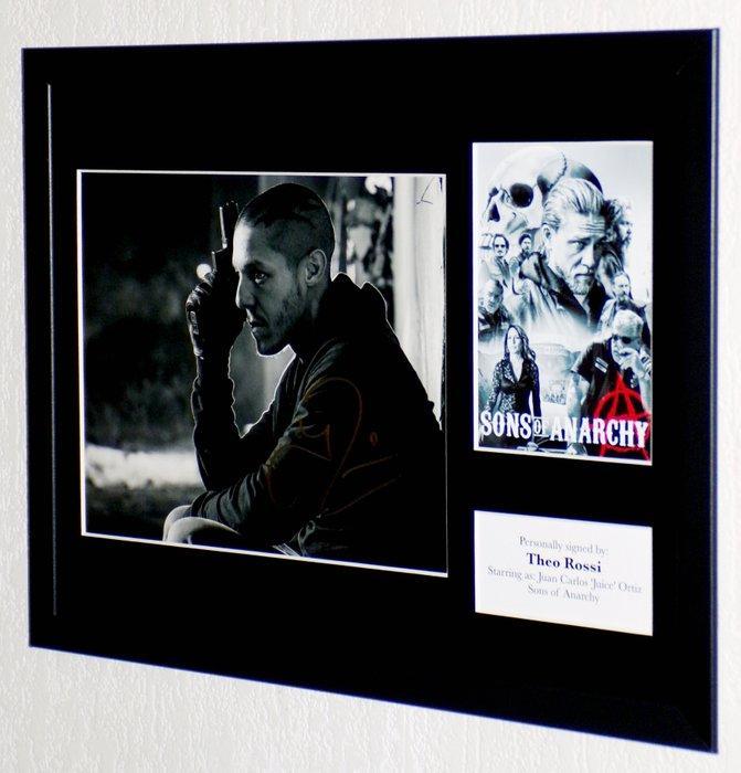 Sons of Anarchy - Theo Rossi (Juice) Premium Framed, signed, Verzamelen, Film en Tv