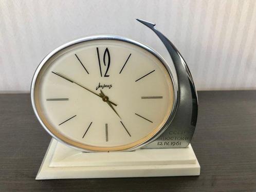 Kabinet klok - Vintage mechanical clock Molnija. Gagarin., Antiek en Kunst, Antiek | Wandborden en Tegels