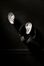 Caroline Schilling - sculptuur, LES MURS ONT DES OREILLES -