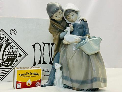 Nao by Lladró - sculptuur, Recogimiento - 24 cm - Porselein, Antiek en Kunst, Antiek | Glas en Kristal