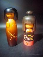 Beeldje, twee creatieve kokeshi met decoratieve kraanvogels