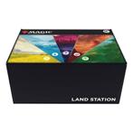 (Pre-order) Magic the Gathering Land Station 2025 english, Verzenden, Zo goed als nieuw