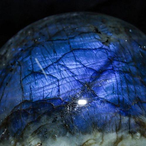 Echt uniek - Prachtig diepblauw licht - Labradoriet bol van, Verzamelen, Mineralen en Fossielen