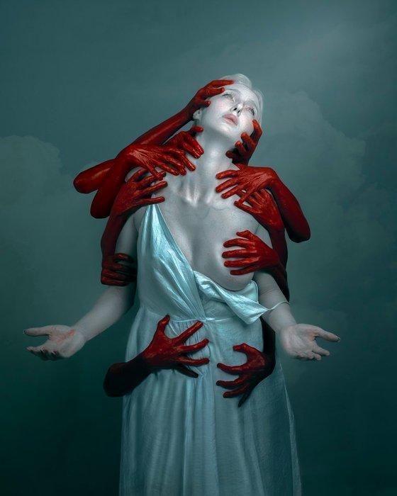 Elena Paraskeva - SWALLOWED (BARYTA SILK), Antiek en Kunst, Kunst | Designobjecten