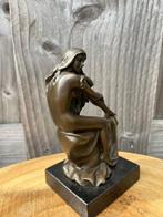 Beeld, Zittende dame op rots - 15 cm - Brons, Marmer, Antiek en Kunst