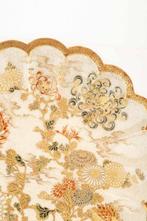 Schotel - A fine Satsuma plate featuring a variety of, Antiek en Kunst
