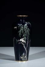 Vaas - Emaille, Een donkerblauwe grond cloisonné vaas met