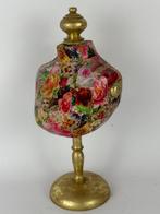 Standaard - Hout, Papier - Een kleurrijke hoedenstandaard., Antiek en Kunst