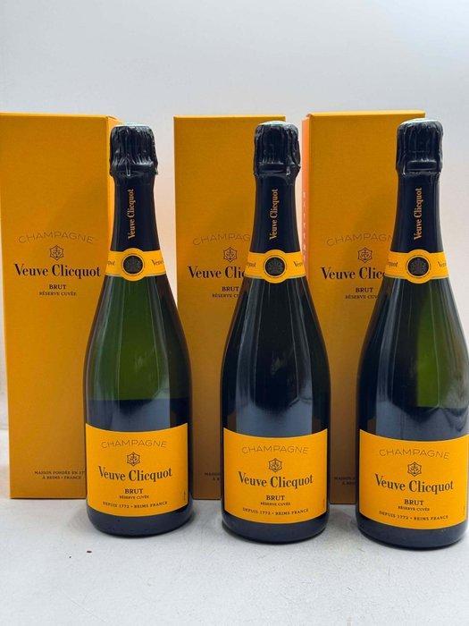Veuve Clicquot, Reserve cuvée - Champagne Brut - 3 Flessen, Verzamelen, Wijnen