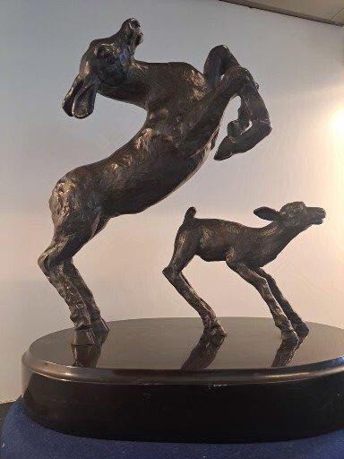 E. Tissot - Figuur - Dierenbrons van een ree met veulen,, Antiek en Kunst, Kunst | Designobjecten