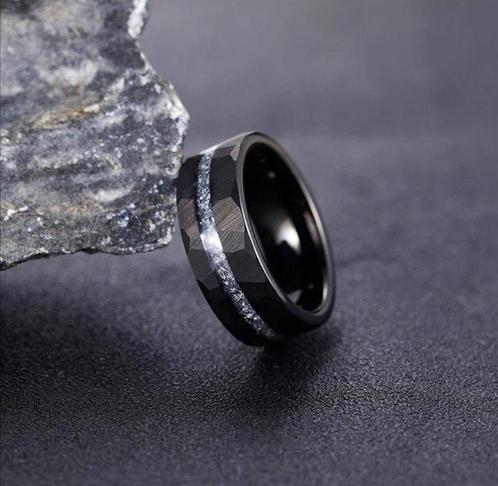 TUNGSTEN RING met meteoor-inleg. Beschikbare maten:, Verzamelen, Mineralen en Fossielen
