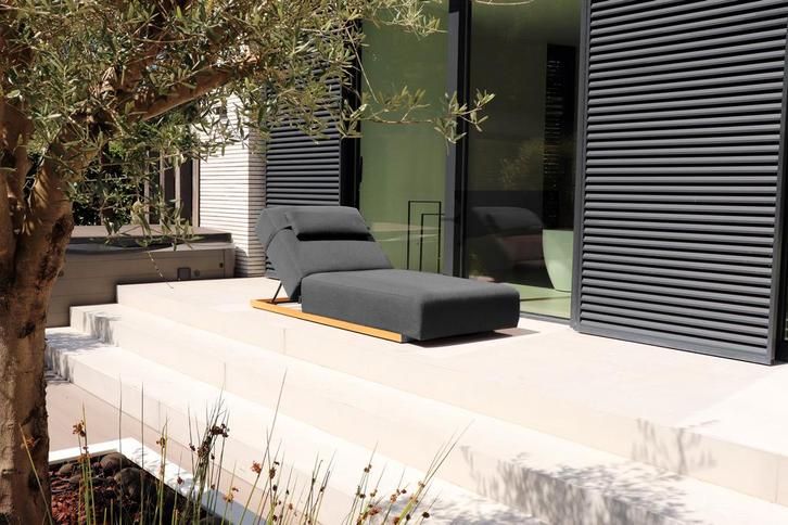 Flow Lio daybed sooty met teakhouten frame |, Tuin en Terras, Tuinsets en Loungesets, Ophalen of Verzenden