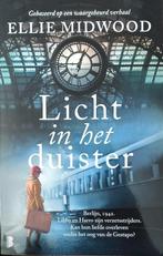 Licht in het duister - Ellie Midwood 9789049204624, Boeken, Overige Boeken, Verzenden, Gelezen, Ellie Midwood