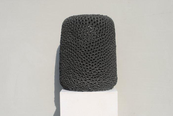 Gilles Caffier - Vaas - Steengoed - Vaas Percé met de hand, Antiek en Kunst, Kunst | Designobjecten