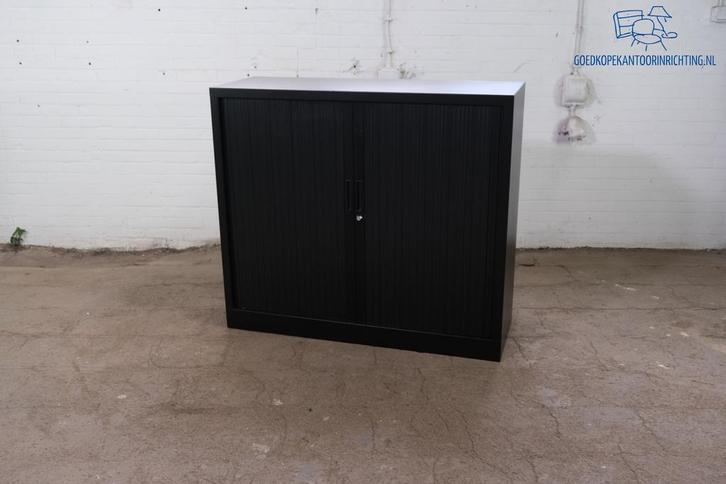 Roldeurkast | Jong gebruikt | Zwart | 2 legborden | MK294, Huis en Inrichting, Kasten | Roldeurkasten en Archiefkasten, Gebruikt