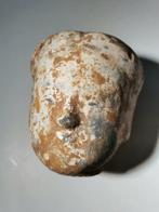 Terracotta Hoofd van een hoveling met resten van witte