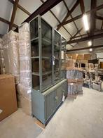 Vitrinekast groen metaal glas exclusief 142 cm breed actie, Huis en Inrichting, Kasten | Vitrinekasten, Glas, 100 tot 150 cm, Industrieën metaal vitrinekast