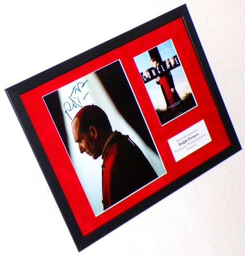 Conclave - Ralph Fiennes (Thomas Lawrence) Premium Framed,, Verzamelen, Film en Tv