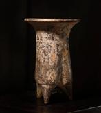 Oud-Azië, Terracotta terracotta epigrafeerde tripod LI-vaas,