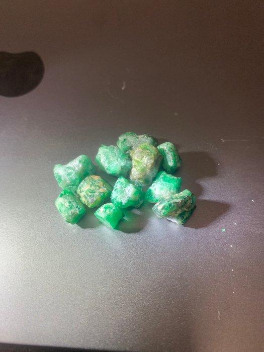 Smaragd Ruw - Hoogte: 8 mm - Breedte: 14 mm- 14.88 g - (11), Verzamelen, Mineralen en Fossielen
