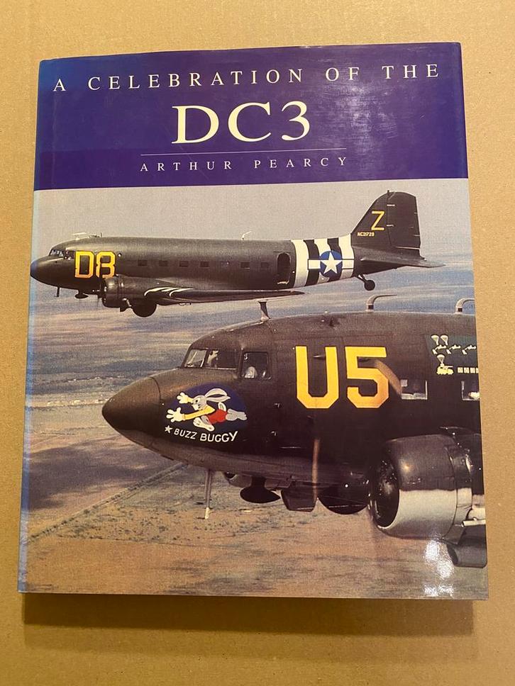 A Celebration of the Douglas DC3 -  fotos - techniek- info, Verzamelen, Luchtvaart en Vliegtuigspotten, Boek of Tijdschrift, Gebruikt