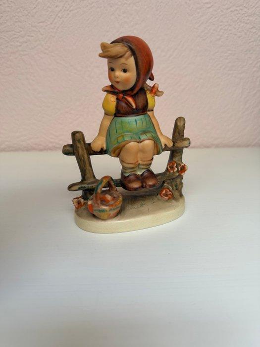 Hummel - M.I. Hummel - Figuur - Mädchen auf Zaun - TMK6 -, Antiek en Kunst, Curiosa en Brocante