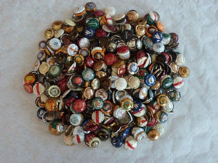 Themacollectie - Partij van meer dan 1000 champagne, Antiek en Kunst, Antiek | Speelgoed