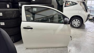 Deur links voor Toyota Aygo 3 deurs 2014 - 2021 beschikbaar voor biedingen