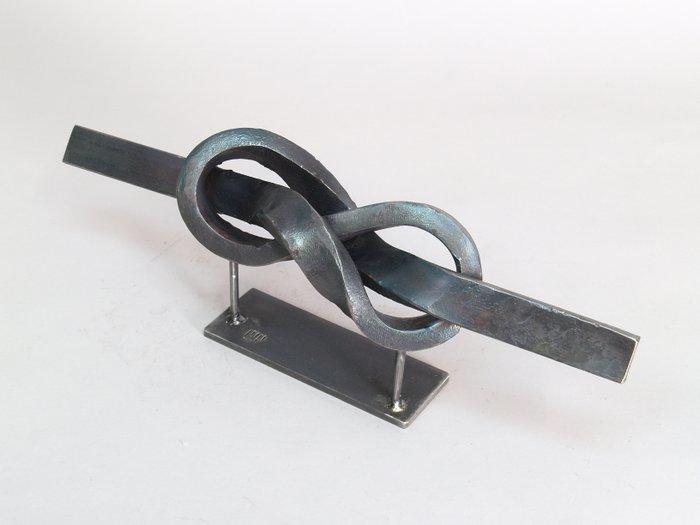 Carmen Lop - Big knot eight en barra de acero rectangular, Antiek en Kunst, Kunst | Designobjecten