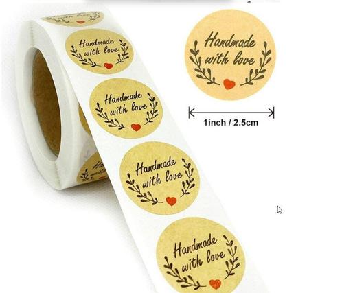 500 stickers labels rol handmade with love olijf+hartje, Huis en Inrichting, Woonaccessoires | Kunstplanten en Kunstbloemen, Nieuw