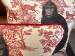 Set van Velvet Kussens met Aap op Toile de Jouy – Exotisme