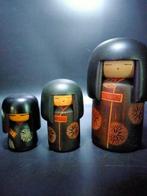 Beeldje - Drie mooie Sosaku kokeshi van Sansaku Sekiguchi -