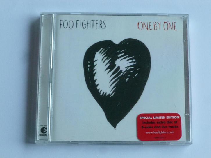 Foo Fighters - One by One ( 2CD ) Limited Edition, Cd's en Dvd's, Cd's | Hardrock en Metal, Zo goed als nieuw, Verzenden