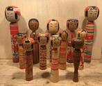 Twaalf decoratieve vintage kokeshi-poppen van verschillend