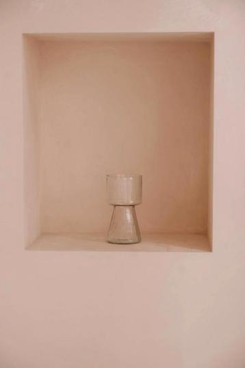 Minimalistische glazen vaas met ribbelstructuur beschikbaar voor biedingen