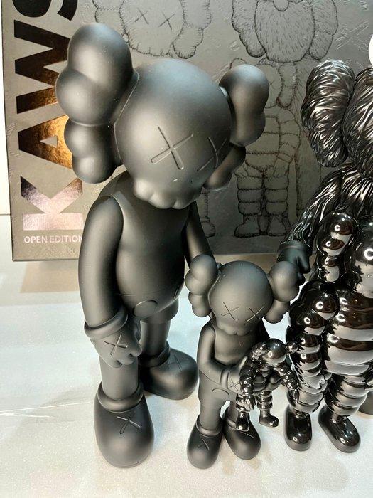 Kaws (1974) - MEDICOM TOY KAWS FAMILY BLACK KAWS TOKYO FIRST, Antiek en Kunst, Kunst | Designobjecten