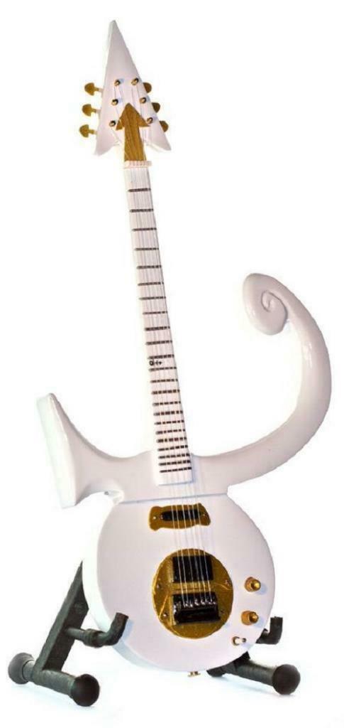 Miniatuur Love Symbol gitaar met gratis standaard, Verzamelen, Muziek, Artiesten en Beroemdheden, Pop, Beeldje of Miniatuur, Nieuw