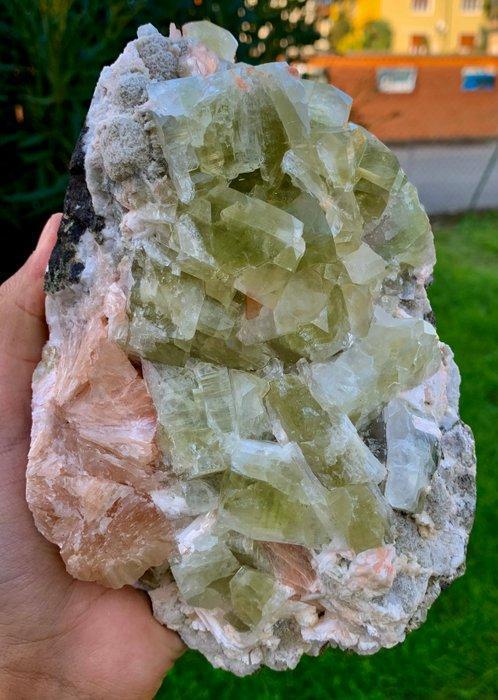 Betoverende groene kubieke apophylliet groeit met stilbiet, Verzamelen, Mineralen en Fossielen
