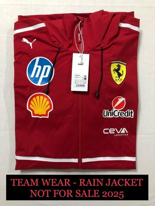 Ferrari - Formule 1 - Rain Jacket - 2025 - Teamkleding, Verzamelen, Automerken, Motoren en Formule 1