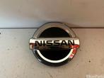 Nissan Qashqai J12 Grille embleem logo 62890-6UA0A, Auto-onderdelen, Carrosserie en Plaatwerk, Ophalen, Gebruikt, Voor