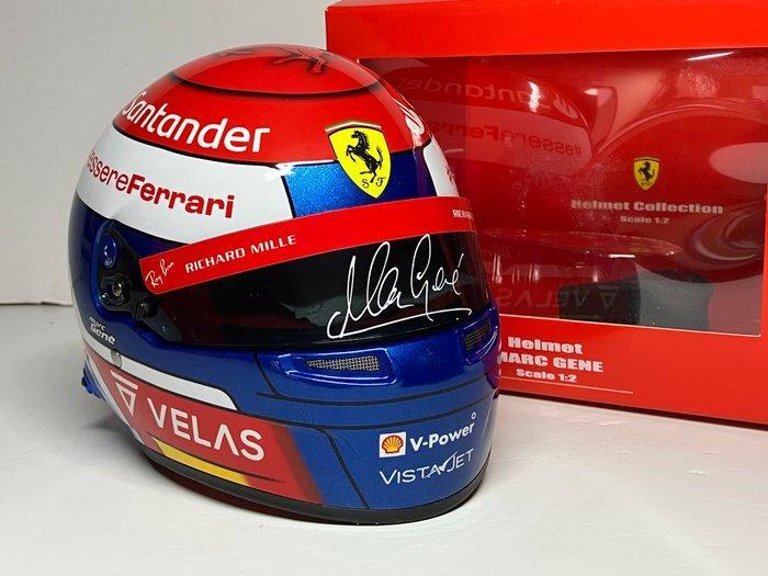 Ferrari - Marc Gene - 2022 - Schaal 1/2 helm, Verzamelen, Automerken, Motoren en Formule 1